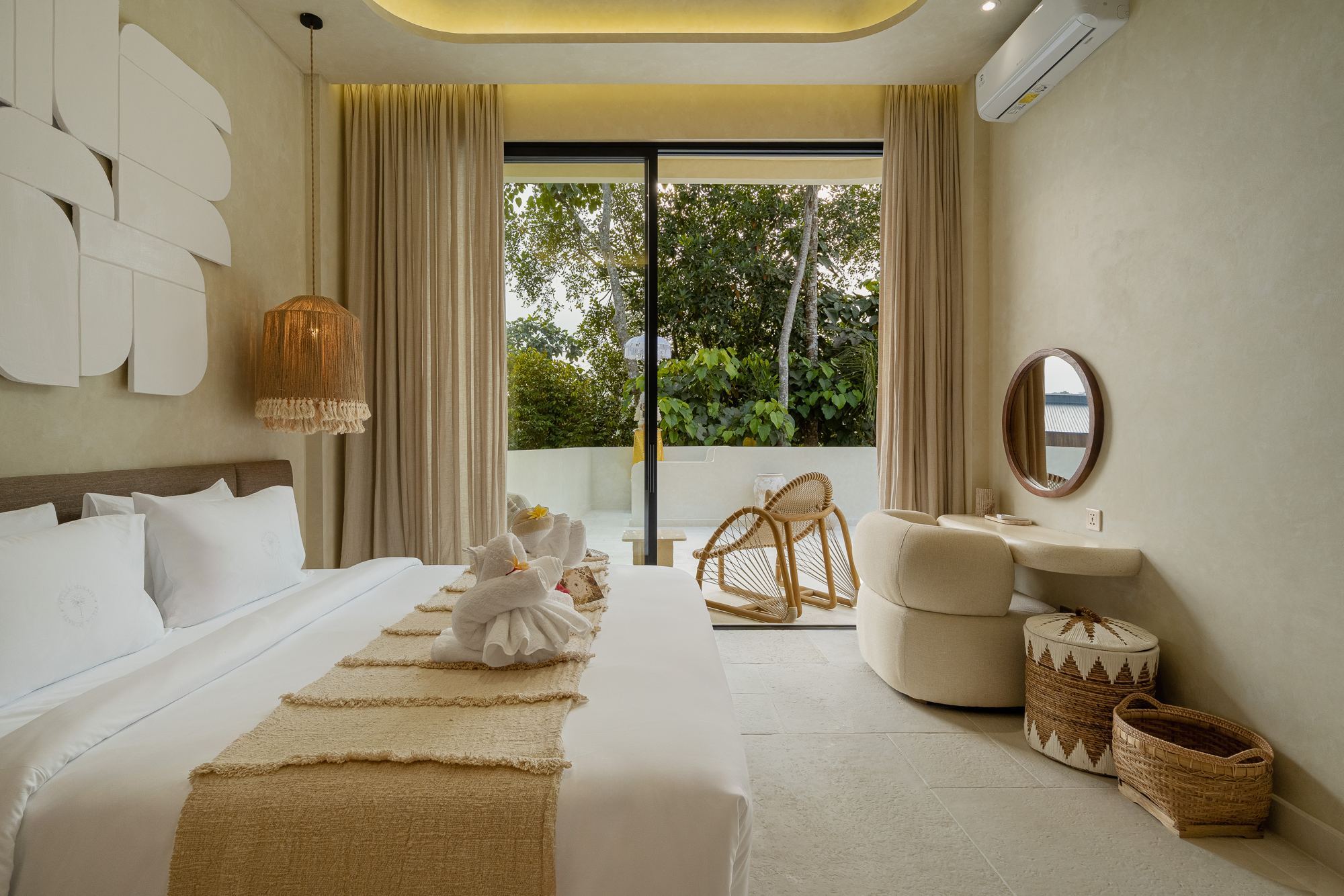 Bedroom opening onto the garden